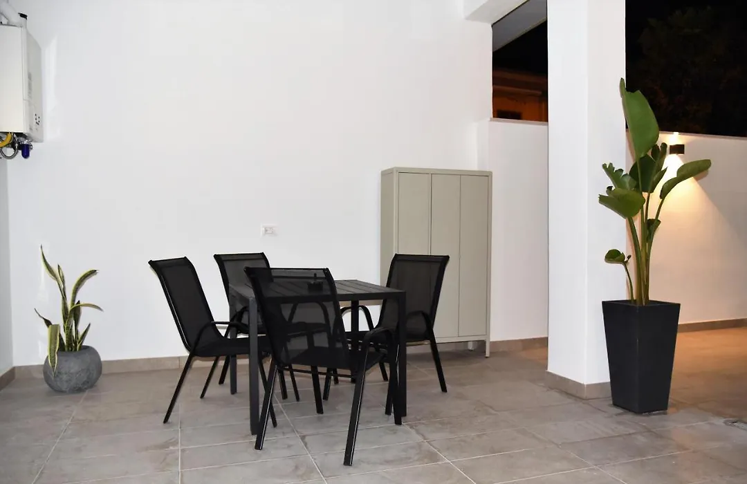 Gl Rooms And Apartments-1